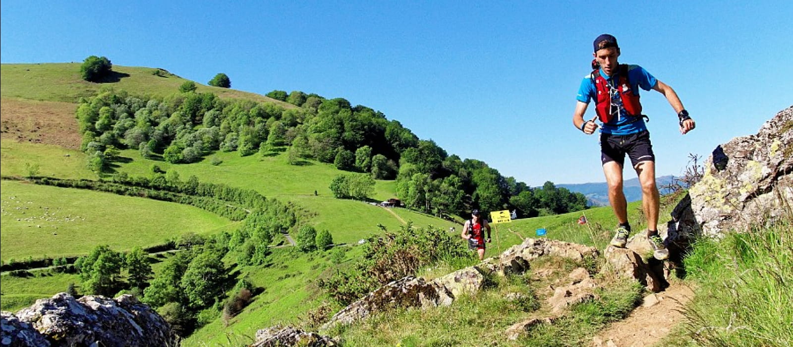 personne marchant dans la montagne